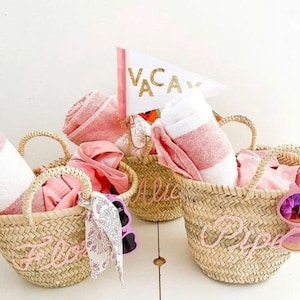 Blumenmädchenkorb, personalisierter Strohkorb, Picknickkorb, getrockneter Blumenstrauß, Babymädchen-Geschenkkorb, Blumenmädchen-Vorschlag, Cottagecore