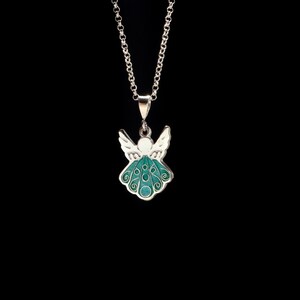 Op de afbeelding: Een zilveren ketting met een teal emaille engel hanger.