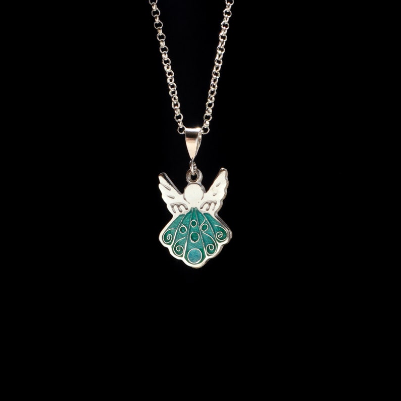 Op de afbeelding: Een zilveren ketting met een teal emaille engel hanger.