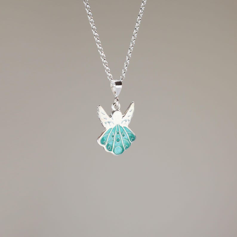 Op de afbeelding: Een zilveren ketting met een tealblauwe engelhanger van emaille.