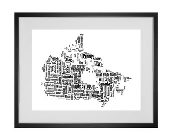 Könnte beinhalten: Eine schwarze und weiße Wortwolke in Form von Kanada. Die Wörter beinhalten "Kanada", "Schnee", "Ahornsirup", "Hockey", "Toronto", "Vancouver", "Penny", "Flagge", "Abenteuer", "Wald", "Freundschaft", "Zukunft", "Reise", "Ruhestand", "Großer Weißer Norden", "Elch", "Speck", "Niagara", "Felsen", "Wein", "See", "kalt", "Schön", "fliegen", "Janet", "Biber", "Französisch", "Küste", "und "Bleistifte".