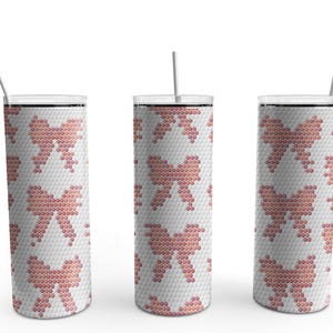 Könnte beinhalten: Drei isolierte Becher mit einem sich wiederholenden Muster aus rosa Schleifen auf weißem Hintergrund. Jeder Becher hat einen silbernen Deckel und einen Strohhalm. Die Schleifen bestehen aus kleinen, strukturierten Punkten.