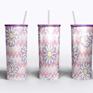 Pode incluir: Três canecas isoladas com padrões florais em rosa, branco, amarelo e roxo. Cada caneca tem uma tampa roxa e um canudo prateado. O design floral cobre todo o corpo das canecas.
