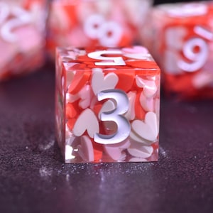 Conjunto de dados DND de coração vermelho - Dados de resina poliédricos com borda afiada, presente de dados do dia dos namorados