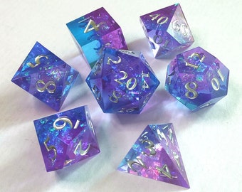 Juego de dados de resina de borde afilado azul-rosa - Diseño de galaxia iridiscente - Perfecto para mazmorras y dragones y juegos de rol