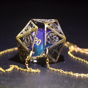 D20 en collar de jaula de dados D20, cárcel de dados dnd, collar de jaula de dados de dragón, soporte de dados dnd, collar grabado de dragón D20, regalo DND colgante d20 imagen 1