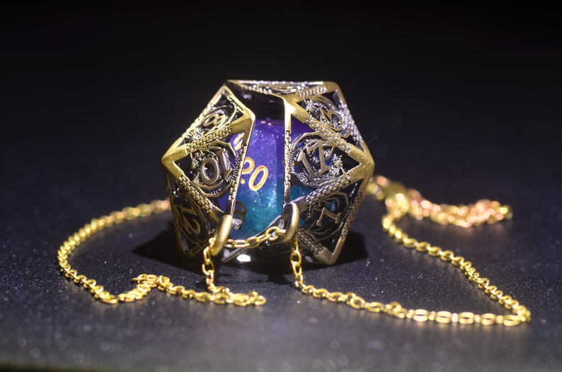 D20 en collar de jaula de dados D20, cárcel de dados dnd, collar de jaula de dados de dragón, soporte de dados dnd, collar grabado de dragón D20, regalo DND colgante d20 imagen 1