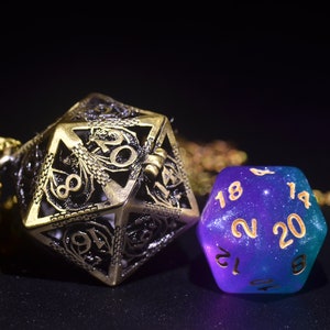 D20 en collar de jaula de dados D20, cárcel de dados dnd, collar de jaula de dados de dragón, soporte de dados dnd, collar grabado de dragón D20, regalo DND colgante d20 imagen 2