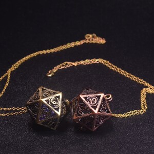 D20 en collar de jaula de dados D20, cárcel de dados dnd, collar de jaula de dados de dragón, soporte de dados dnd, collar grabado de dragón D20, regalo DND colgante d20 imagen 8