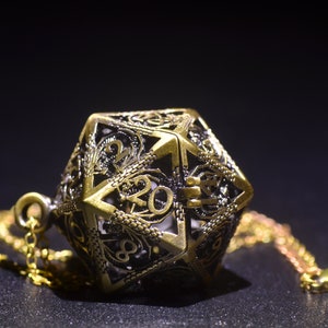 D20 en collar de jaula de dados D20, cárcel de dados dnd, collar de jaula de dados de dragón, soporte de dados dnd, collar grabado de dragón D20, regalo DND colgante d20 Bronze