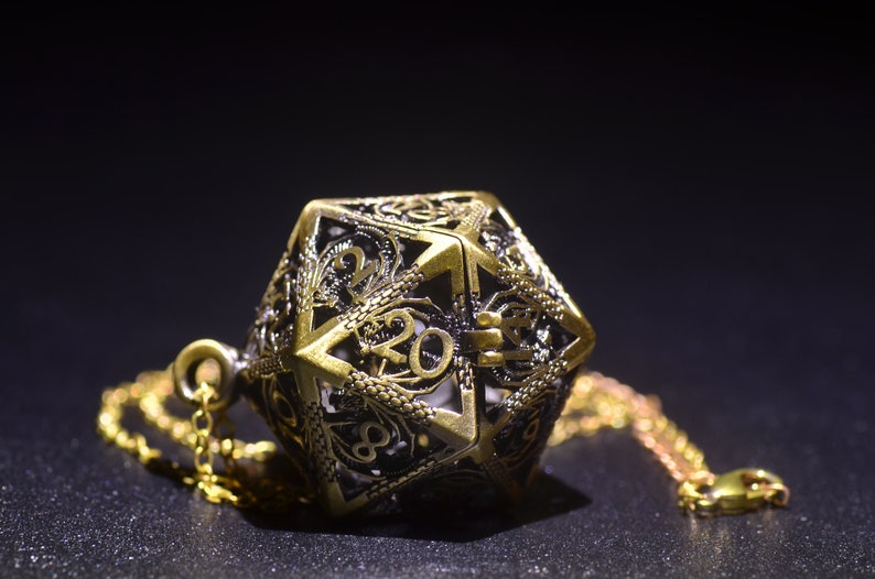 D20 en collar de jaula de dados D20, cárcel de dados dnd, collar de jaula de dados de dragón, soporte de dados dnd, collar grabado de dragón D20, regalo DND colgante d20 Bronze