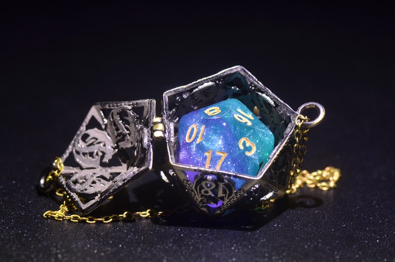 D20 en collar de jaula de dados D20, cárcel de dados dnd, collar de jaula de dados de dragón, soporte de dados dnd, collar grabado de dragón D20, regalo DND colgante d20 imagen 3