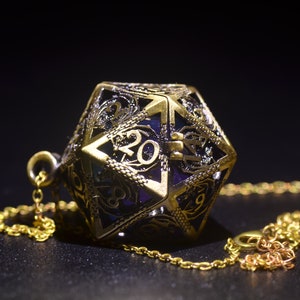 D20 en collar de jaula de dados D20, cárcel de dados dnd, collar de jaula de dados de dragón, soporte de dados dnd, collar grabado de dragón D20, regalo DND colgante d20 imagen 5