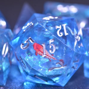 Juego de dados de pez koi con núcleo líquido azul: dados de agua DND para aventura y suerte (dados japoneses, dados oceánicos, regalo de dados DND)