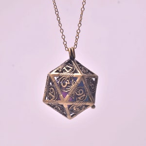 D20 en collar de jaula de dados D20, cárcel de dados dnd, collar de jaula de dados de dragón, soporte de dados dnd, collar grabado de dragón D20, regalo DND colgante d20 imagen 6