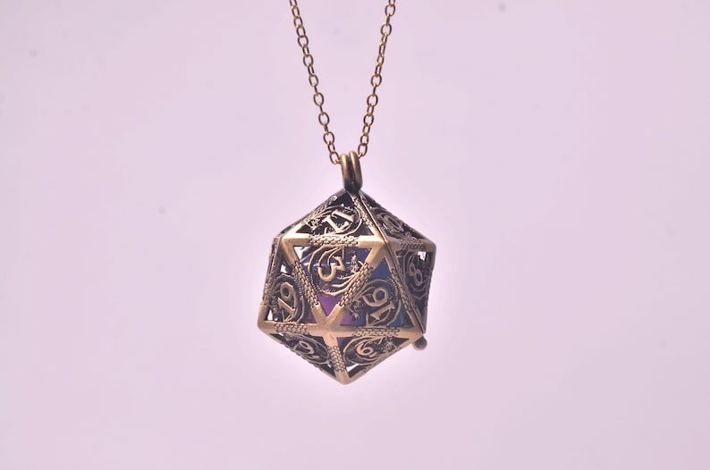 D20 en collar de jaula de dados D20, cárcel de dados dnd, collar de jaula de dados de dragón, soporte de dados dnd, collar grabado de dragón D20, regalo DND colgante d20 imagen 6