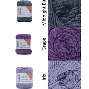 Op de afbeelding: Drie bollen Loops & Threads Classic Cotton garen in Midnight Blue, Grape en Iris. Elke bol is gelabeld met de merknaam en productdetails. De afbeelding toont ook close-ups van het garen in elke kleur.