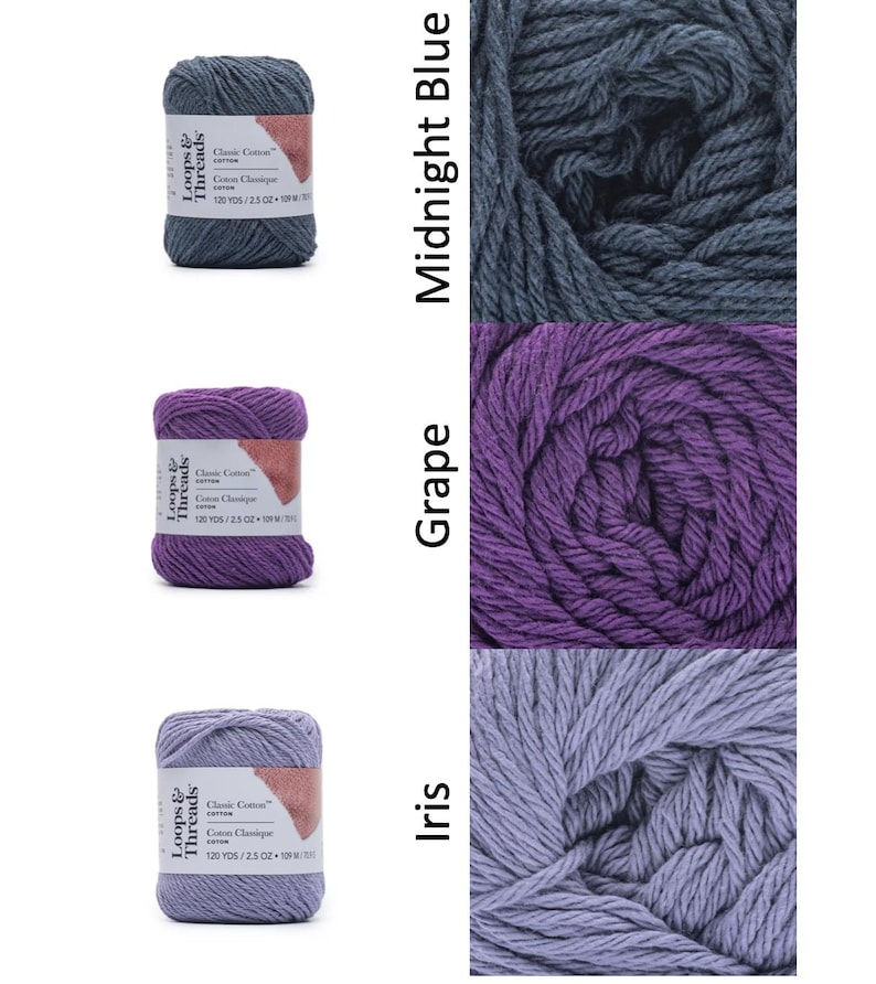 Op de afbeelding: Drie bollen Loops & Threads Classic Cotton garen in Midnight Blue, Grape en Iris. Elke bol is gelabeld met de merknaam en productdetails. De afbeelding toont ook close-ups van het garen in elke kleur.