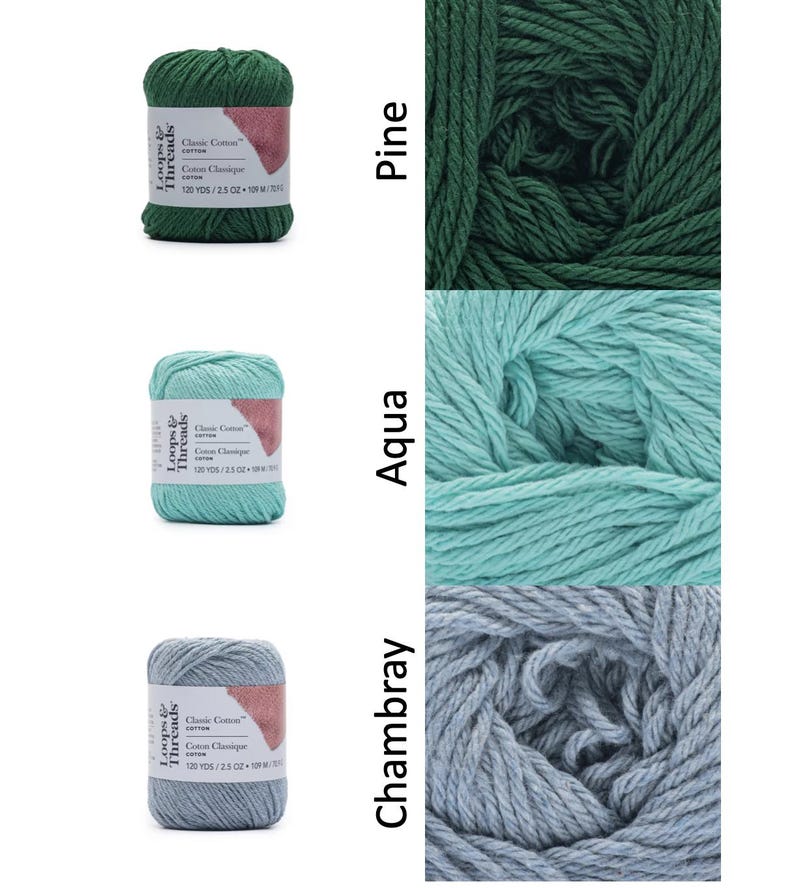 Op de afbeelding: Drie bollen Loops & Threads Classic Cotton garen in de kleuren Pine, Aqua en Chambray. Elke bol is voorzien van het merk, het garentype en 109 meter / 71 gram. Het garen is strak opgerold, wat de textuur en kleurvariaties laat zien.