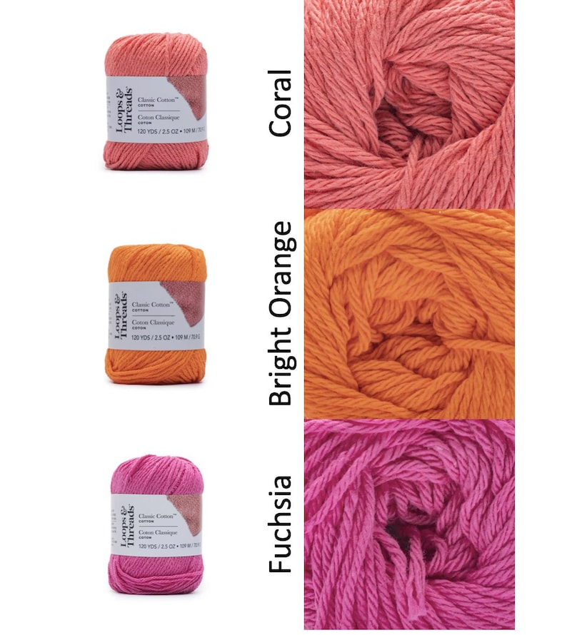 Op de afbeelding: Drie strengen Loops & Threads Classic Cotton garen in koraal, fel oranje en fuchsia. Elke streng is gelabeld met de merknaam en productdetails. Het garen wordt weergegeven naast close-ups van het garen in elke kleur, waarbij de textuur en tint worden getoond.