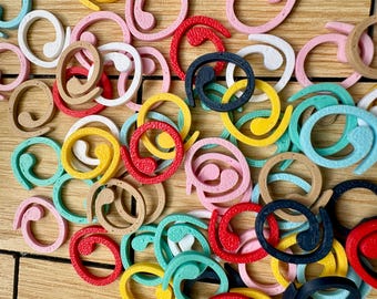 Spiral Split-Ring Plastic Stitch Markers: Knitting & Crochet in Assorted Colours w/Flip-Top Tin