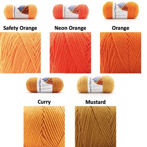 Puede incluir: Una colecci&oacute;n de ovillos de lana en varios tonos de naranja y amarillo. La imagen muestra ovillos etiquetados como "Safety Orange", "Neon Orange", "Orange", "Curry" y "Mustard". Cada ovillo est&aacute; etiquetado "Loops & Threads".