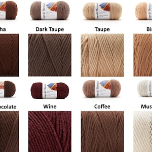 Puede incluir: Una colecci&oacute;n de madejas de hilo en varios colores, incluyendo moca, topo oscuro, topo y bisque. La imagen muestra las texturas y variaciones de color del hilo, ideal para proyectos de tejido y ganchillo. Cada madeja est&aacute; etiquetada con su nombre de color.