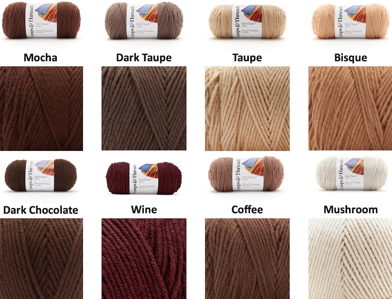 Puede incluir: Una colecci&oacute;n de madejas de hilo en varios colores, incluyendo moca, topo oscuro, topo y bisque. La imagen muestra las texturas y variaciones de color del hilo, ideal para proyectos de tejido y ganchillo. Cada madeja est&aacute; etiquetada con su nombre de color.