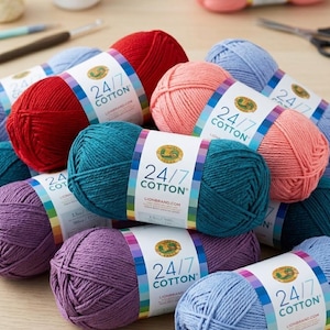 Pode incluir: Um conjunto de três canecas de cerâmica com acabamento salpicado e fosco. As canecas são em tons de creme, cinza claro e cinza escuro. Cada caneca tem um design simples e minimalista.