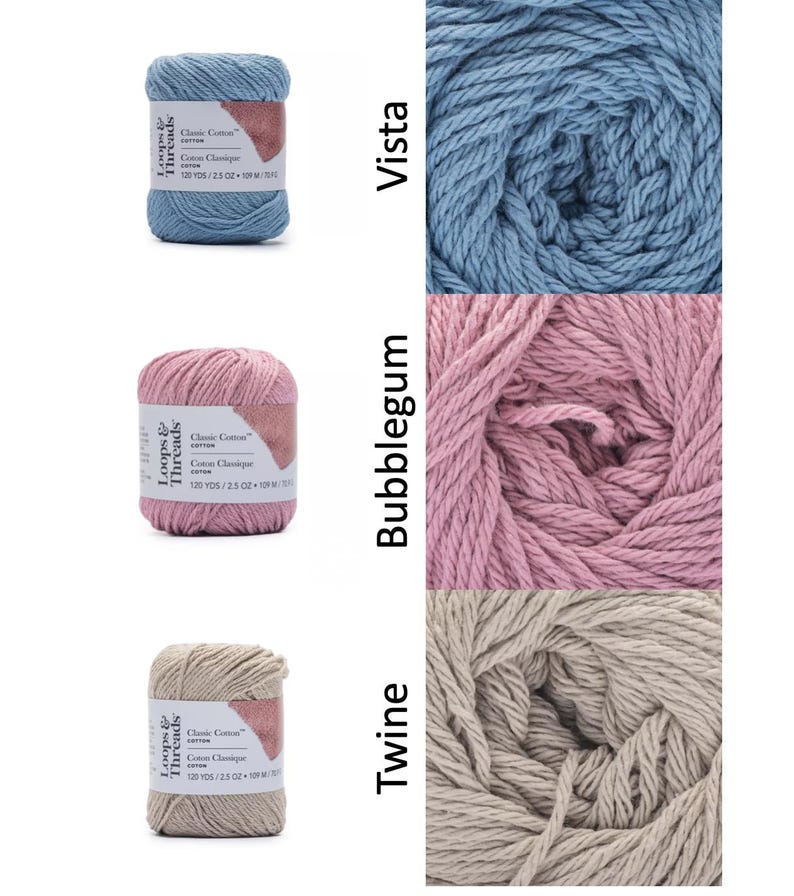 Op de afbeelding: Drie bollen Loops & Threads Classic Cotton garen in Vista blauw, Bubblegum roze en Twine beige. Elke bol is gelabeld met de merknaam, garensoort en afmetingen: 109 m / 71 g.