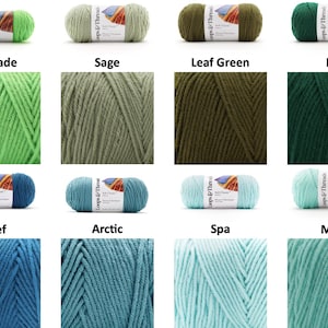 Puede incluir: Una colecci&oacute;n de madejas de hilo de colores en varios tonos, incluyendo verde, azul y turquesa. Cada madeja est&aacute; etiquetada con su nombre de color, como "Limeade", "Sage" y "Reef". El hilo est&aacute; dispuesto en filas, con primeros planos de la textura del hilo debajo.