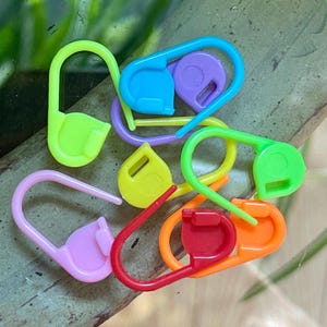 Snag-Free Locking Stitch Markers | Stitch Holders | Knitting & Crocheting | Metal Flip-top Tin | 20/50 Pack