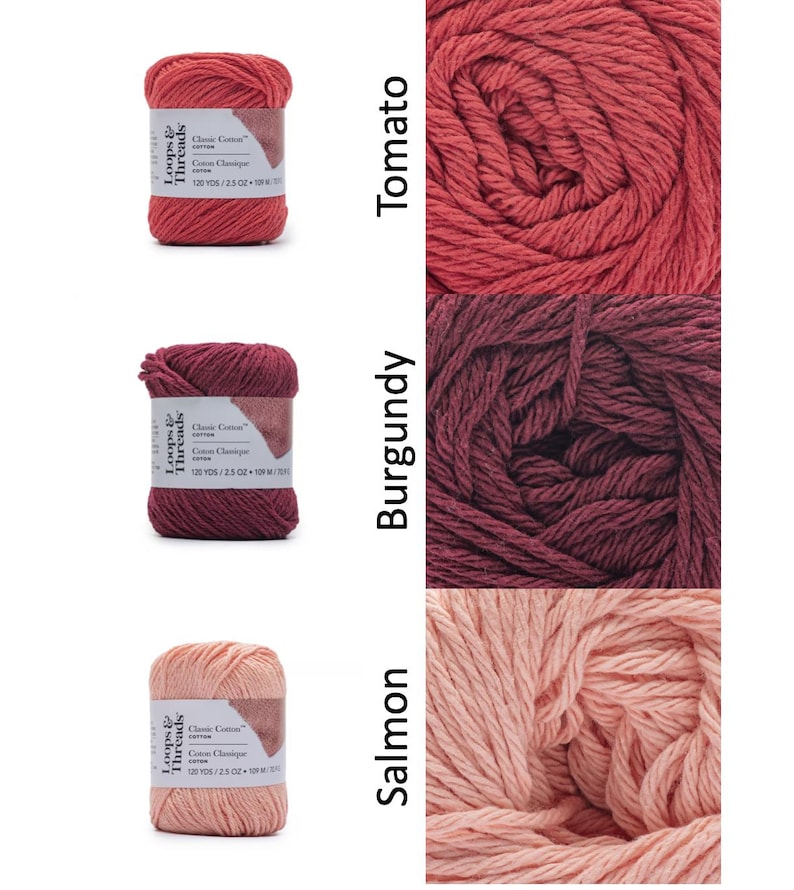 Op de afbeelding: Drie strengen Loops & Threads Classic Cotton garen in de kleuren tomaat, bordeaux en zalm. Elke streng is gelabeld met de merknaam, het garentype en de lengte-informatie. Het garen wordt in een close-up weergegeven, waarbij de textuur en kleurvariaties worden getoond.