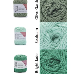 Op de afbeelding: Drie bollen Loops & Threads Classic Cotton garen in de kleuren Olive Garden, Seafoam en Bright Jade. Elke bol is voorzien van het merk en garendetails. De afbeelding toont ook close-ups van de garentextuur.