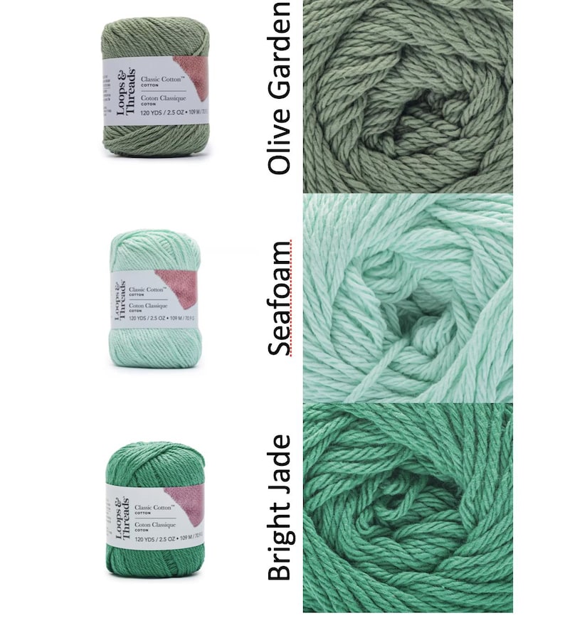 Op de afbeelding: Drie bollen Loops & Threads Classic Cotton garen in de kleuren Olive Garden, Seafoam en Bright Jade. Elke bol is voorzien van het merk en garendetails. De afbeelding toont ook close-ups van de garentextuur.