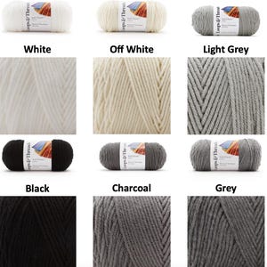 Puede incluir: Una colecci&oacute;n de madejas de hilo en varios colores, incluyendo blanco, blanco roto, gris claro, negro, carb&oacute;n y gris. Cada madeja tiene una etiqueta con la marca "Loops & Threads". El hilo est&aacute; bien enrollado.