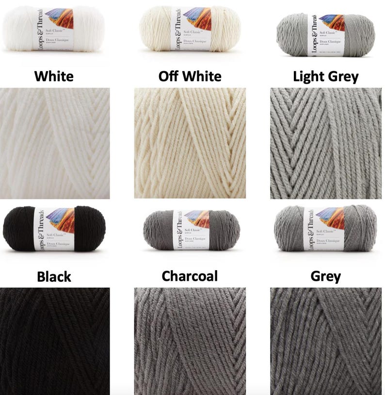 Puede incluir: Una colecci&oacute;n de madejas de hilo en varios colores, incluyendo blanco, blanco roto, gris claro, negro, carb&oacute;n y gris. Cada madeja tiene una etiqueta con la marca "Loops & Threads". El hilo est&aacute; bien enrollado.