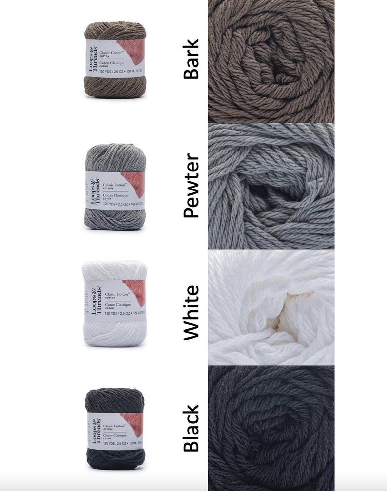 Op de afbeelding: Vier strengen Loops & Threads Classic Cotton garen in verschillende kleuren: Bark, Pewter, White en Black. Elke streng is voorzien van het merk en productdetails. Het garen wordt getoond als streng en als close-up van het gewikkelde garen.