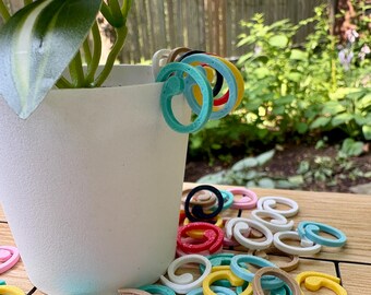 Spiral Split-Ring Plastic Stitch Markers: Knitting & Crochet in Assorted Colours w/Flip-Top Tin