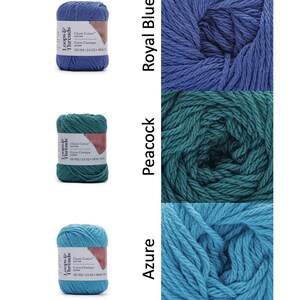 Op de afbeelding: Drie strengen Loops & Threads Classic Cotton garen in Royal Blue, Peacock en Azure. Elke streng is gelabeld met de merknaam en productdetails. De afbeelding toont ook close-ups van het garen in elke kleur.