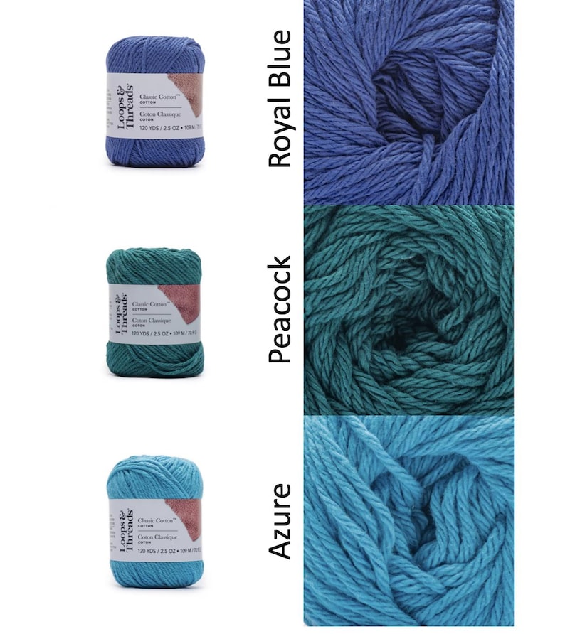 Op de afbeelding: Drie strengen Loops & Threads Classic Cotton garen in Royal Blue, Peacock en Azure. Elke streng is gelabeld met de merknaam en productdetails. De afbeelding toont ook close-ups van het garen in elke kleur.