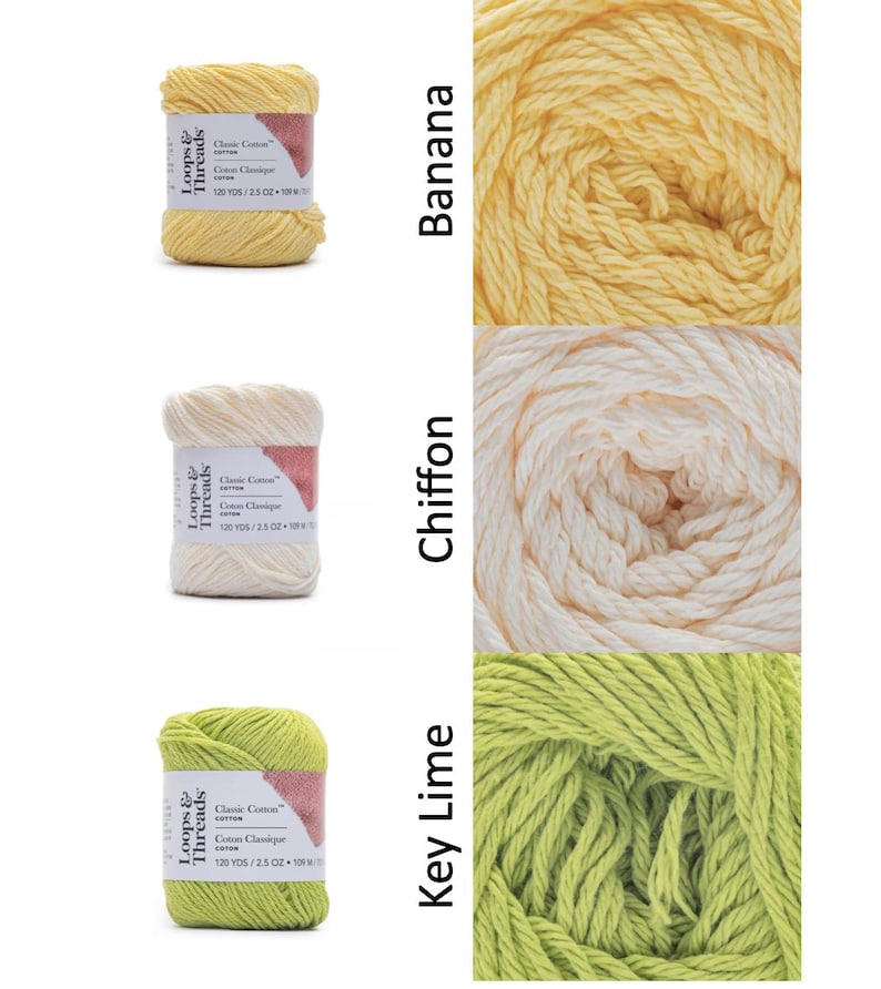 Op de afbeelding: Drie bollen Loops & Threads Classic Cotton garen in de kleuren Banana, Chiffon en Key Lime. Elke bol is gelabeld met de merknaam, het garentype en de afmetingen: 120 YDS / 70.87 g / 100 g.