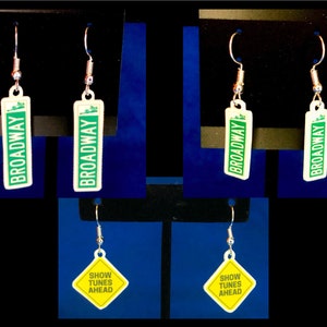 Pendientes con letreros de calles de Broadway/Musicales