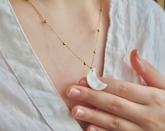 Collier croissant de lune en nacre, chaîne satellite en perles