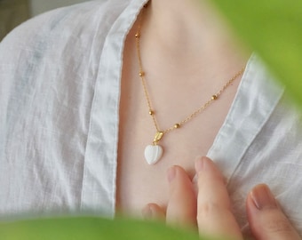 Collier pendentif coeur en nacre fine, chaîne plaquée or