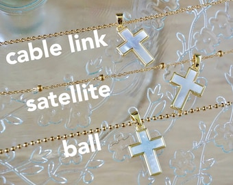 Collier croix en nacre, chaîne plaquée or 14 carats