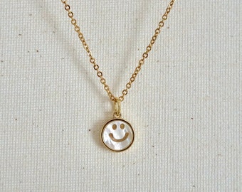 Collier smiley en nacre, chaîne plaquée or 14 carats