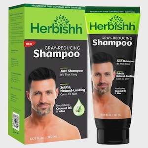 Pode incluir: Uma caixa e um tubo de champô Herbishh Gray-Reducing. A embalagem é preta e verde, com texto branco. A embalagem apresenta um homem com cabelo escuro. O produto tem 180 ml. O champô oferece uma cor natural para homens.