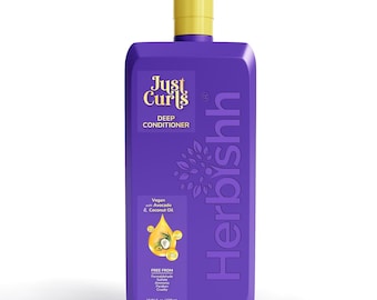 Op de afbeelding: Paarse fles Just Curls Deep Conditioner van Herblishh. De fles is gelabeld met de productnaam, ingrediënten en grootte. Het is een veganistische formule met avocado en kokosolie. Het is vrij van formaldehyde, sulfaat, ammoniak, parabenen en wreedheid. De fles is 26,4 fl oz / 500 ml.