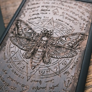 Witchcraft Moth, Holzhülle für iPhone, Samsung und Google Pixel, Personalisierbar